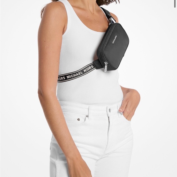 MICHAEL KORS OUTLET
Khai Small Nylon Sling Pack - Picture 3 of 3